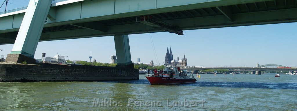 Einsatz Loeschboote Hoehenretter Koeln unter Severinsbruecke P071.JPG